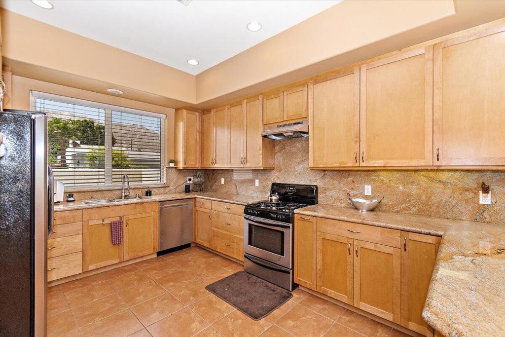53440 Avenida Villa