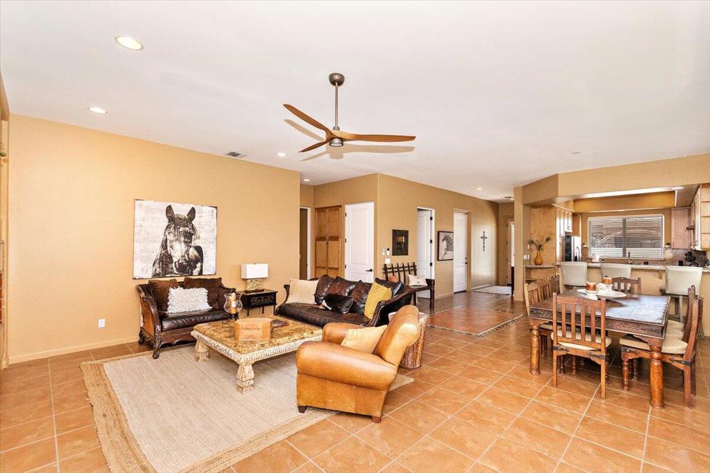 53440 Avenida Villa