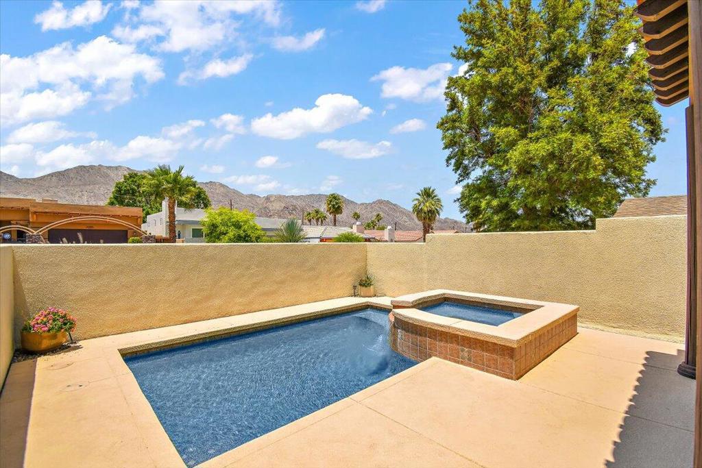 53440 Avenida Villa