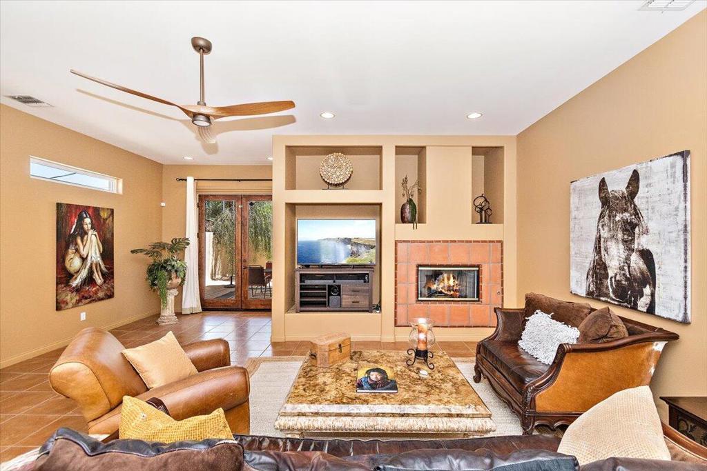 53440 Avenida Villa