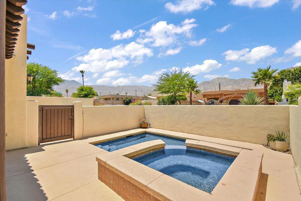 53440 Avenida Villa