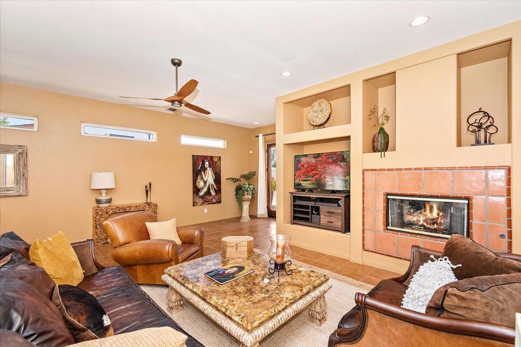53440 Avenida Villa