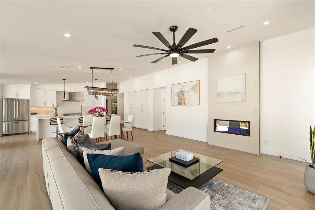 51620 Avenida Juarez