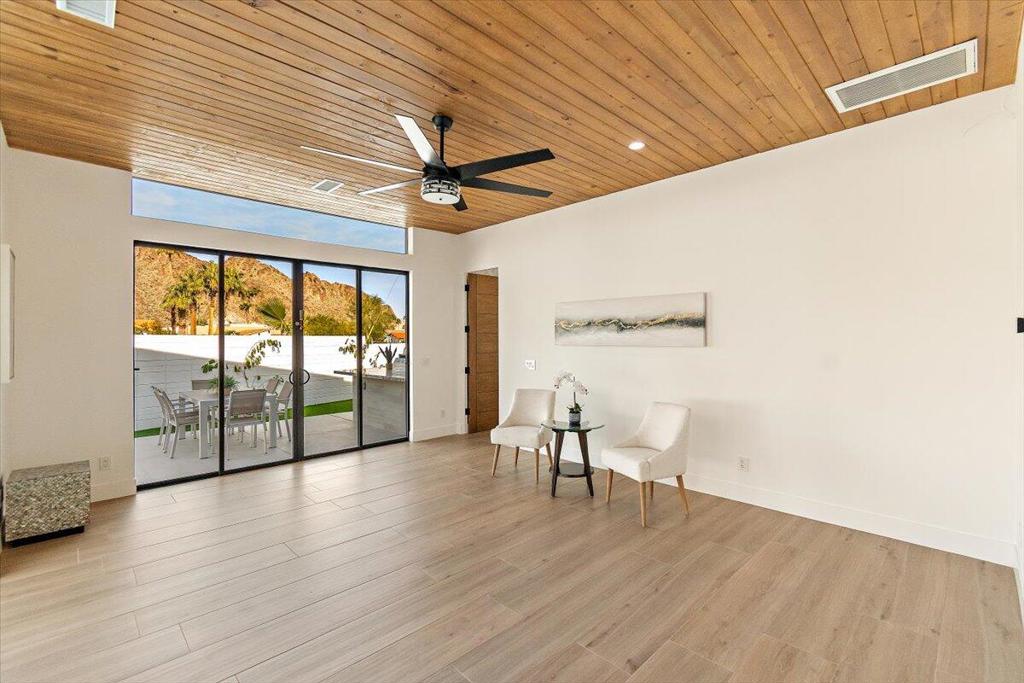 51620 Avenida Juarez