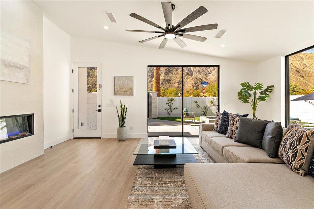 51620 Avenida Juarez