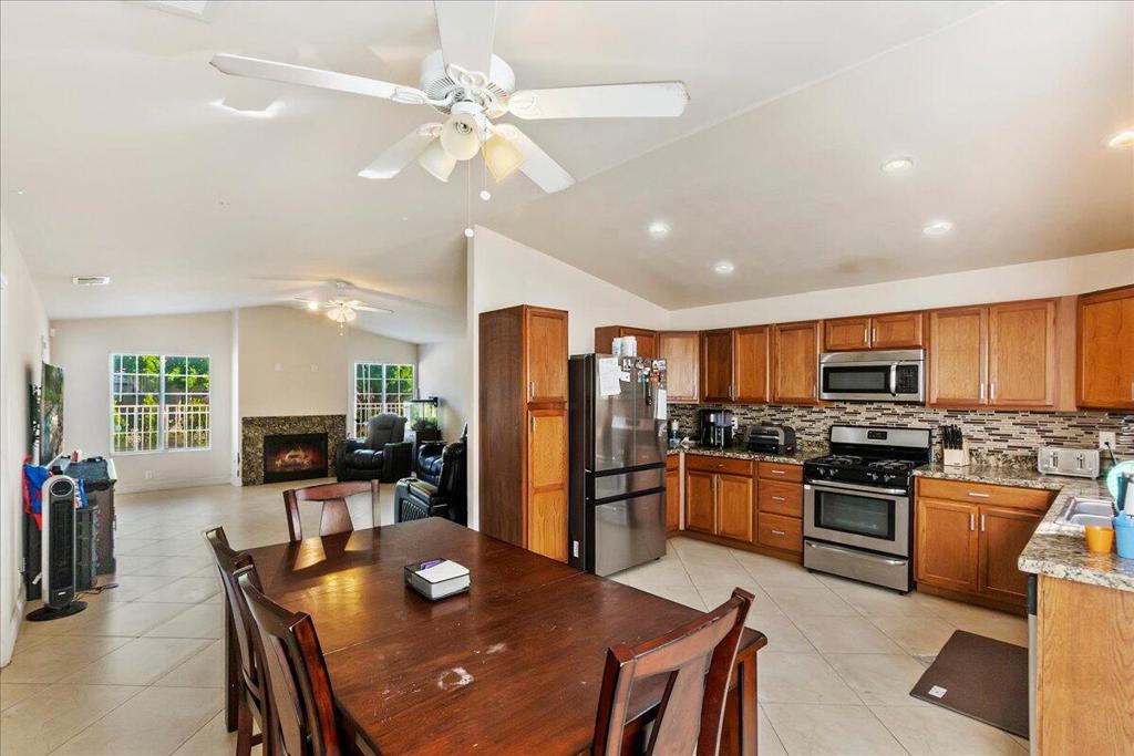 52220 Avenida Martinez