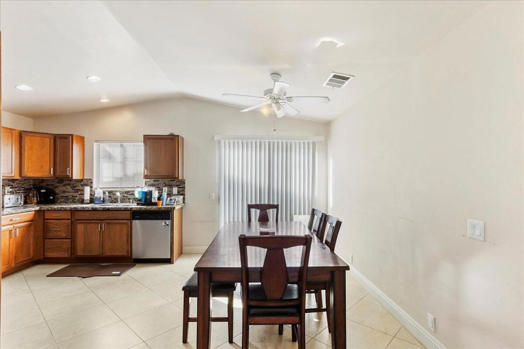 52220 Avenida Martinez