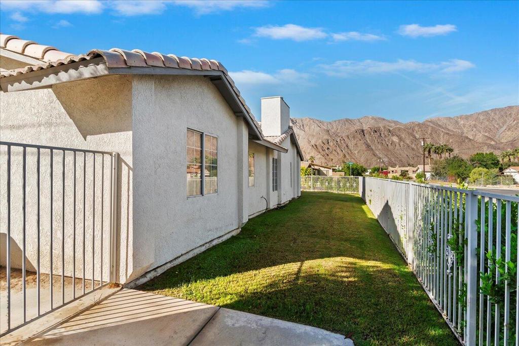52220 Avenida Martinez