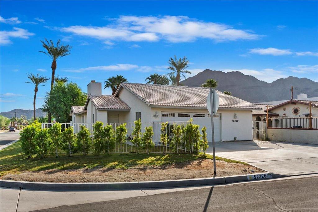 52220 Avenida Martinez