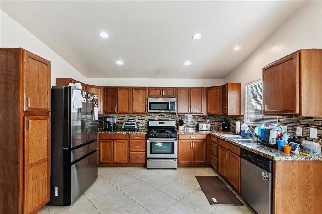 52220 Avenida Martinez