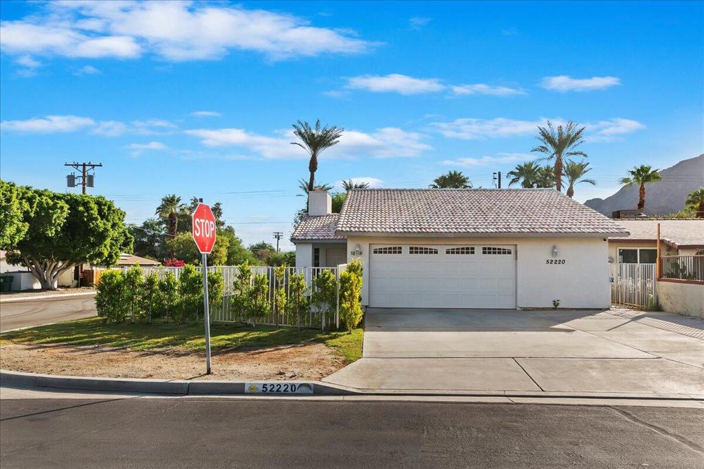 52220 Avenida Martinez