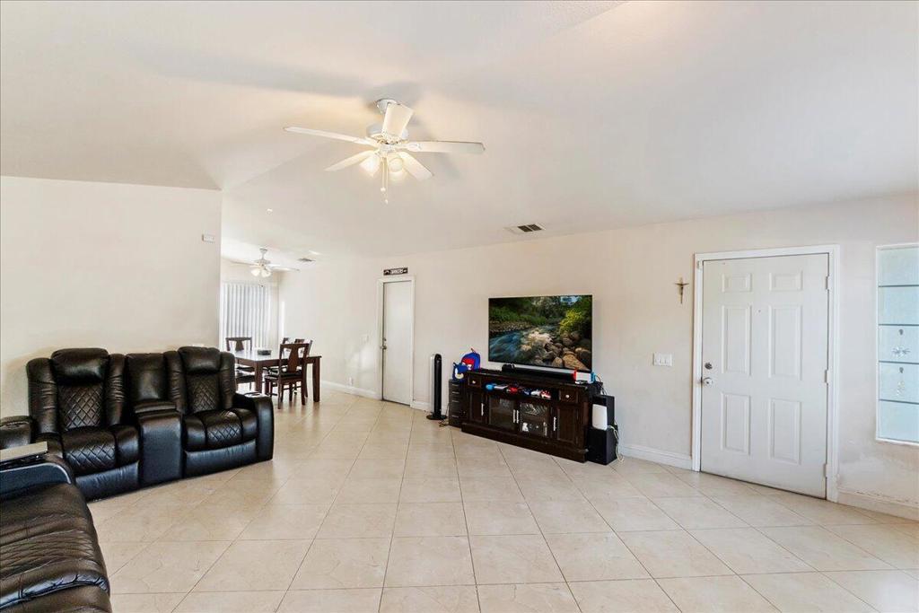 52220 Avenida Martinez