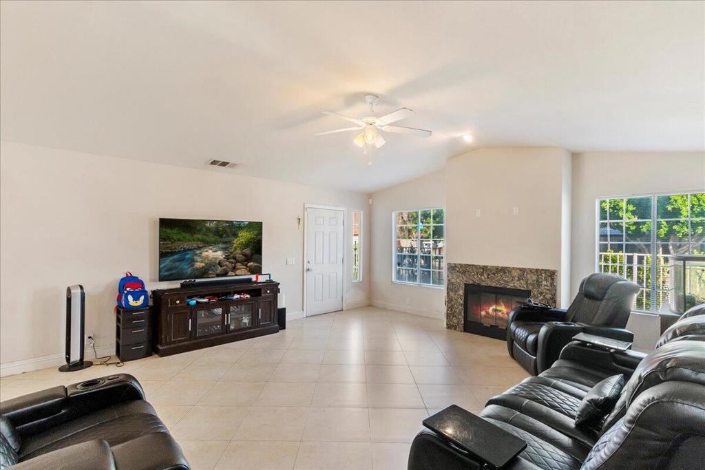 52220 Avenida Martinez