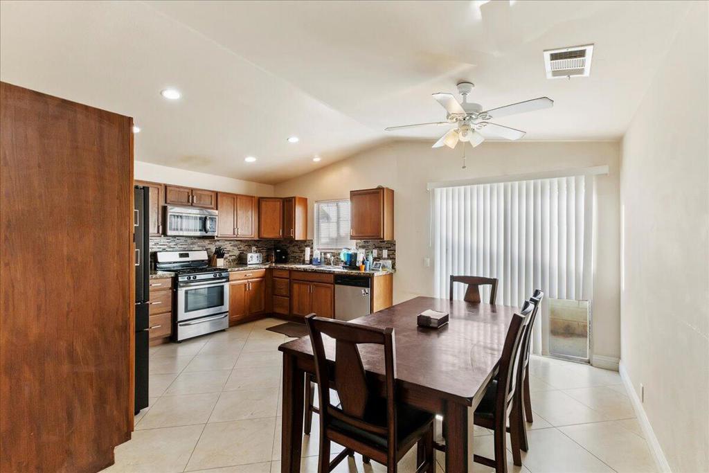 52220 Avenida Martinez