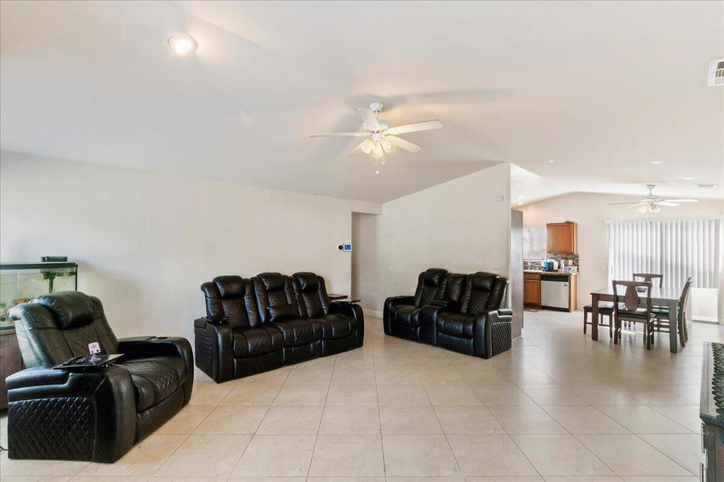 52220 Avenida Martinez