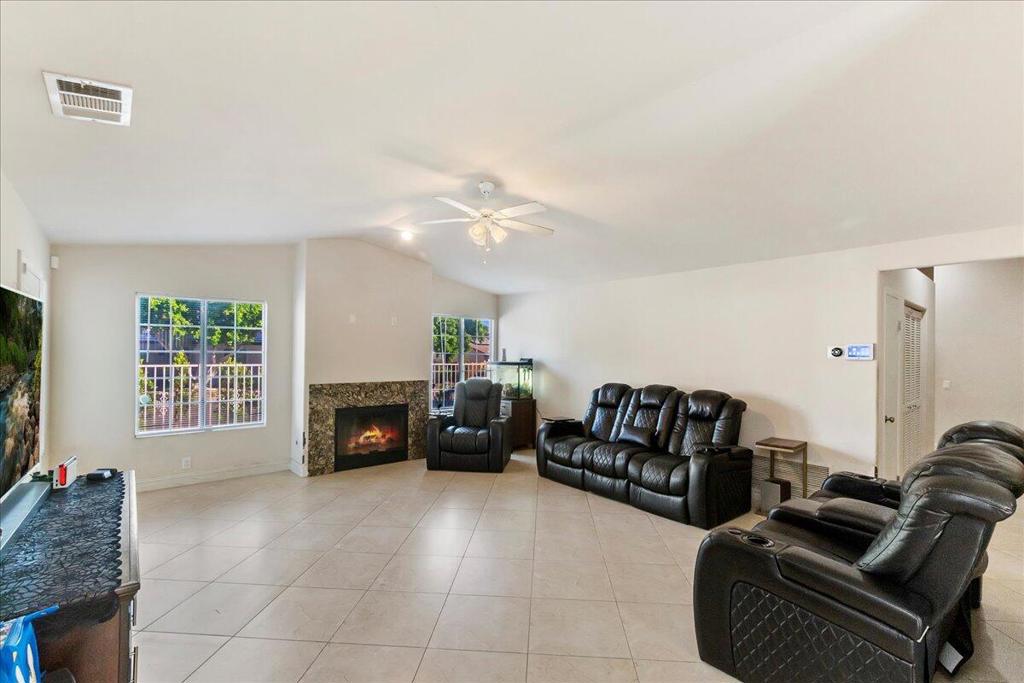 52220 Avenida Martinez