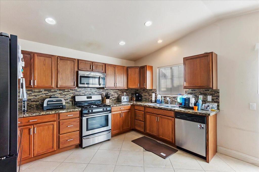 52220 Avenida Martinez