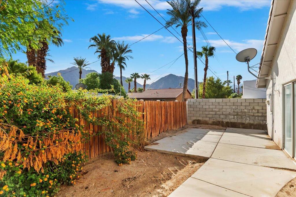 52220 Avenida Martinez