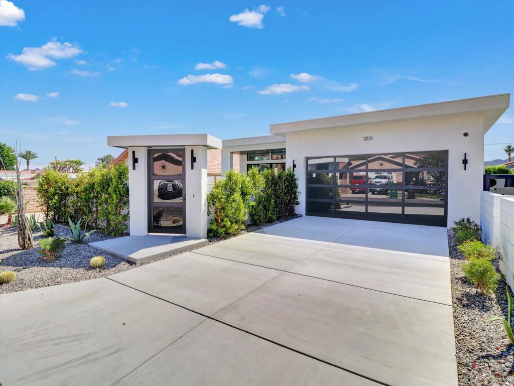 52120 Avenida Alvarado