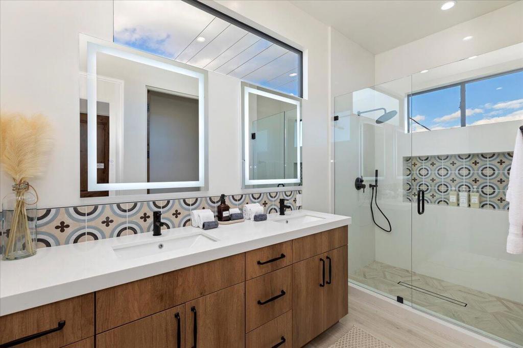 51120 Avenida Navarro