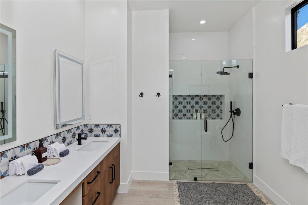 51120 Avenida Navarro