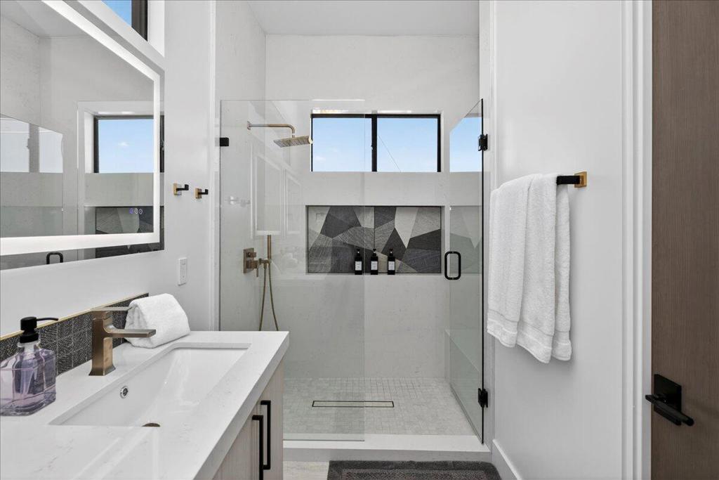 51120 Avenida Navarro