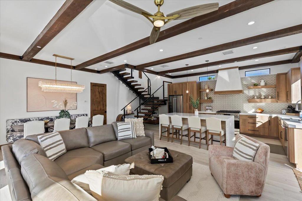 51120 Avenida Navarro