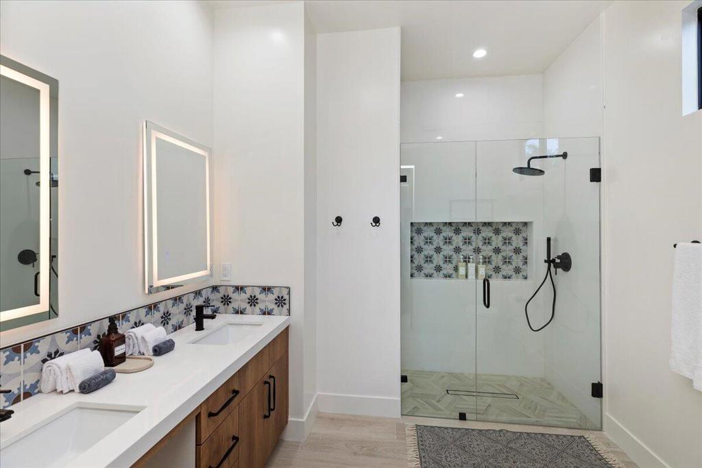 51120 Avenida Navarro