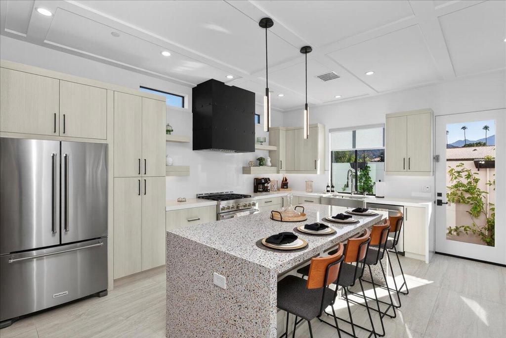 51120 Avenida Navarro