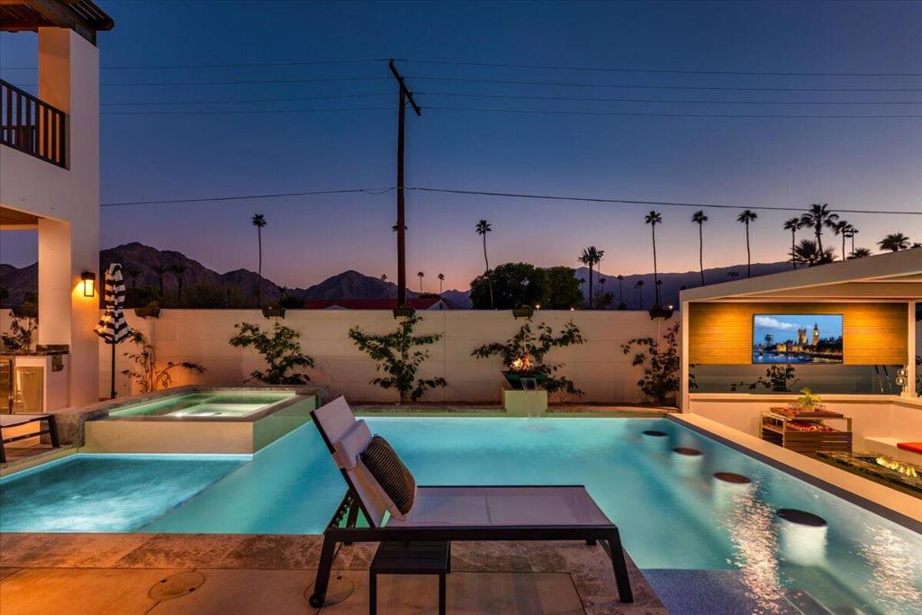 51120 Avenida Navarro