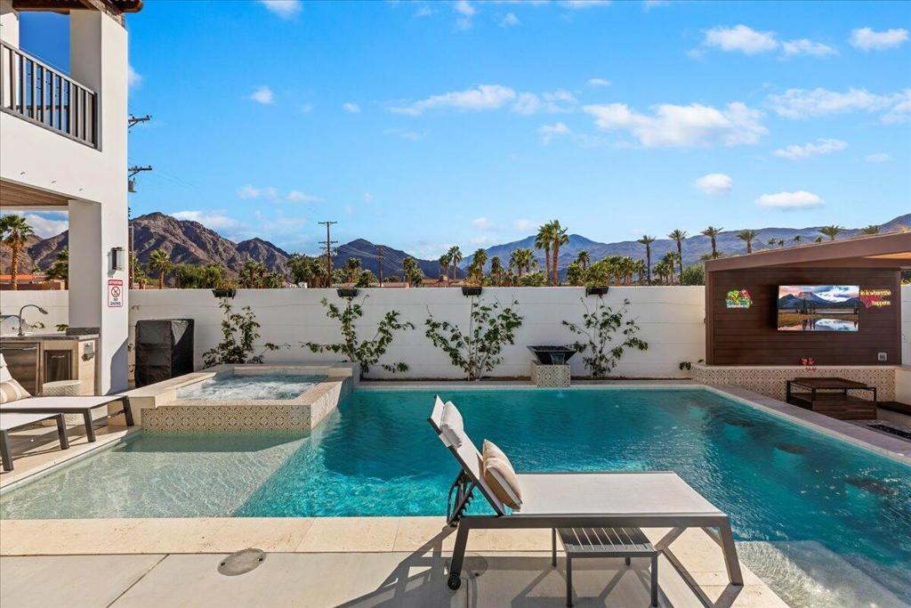 51120 Avenida Navarro