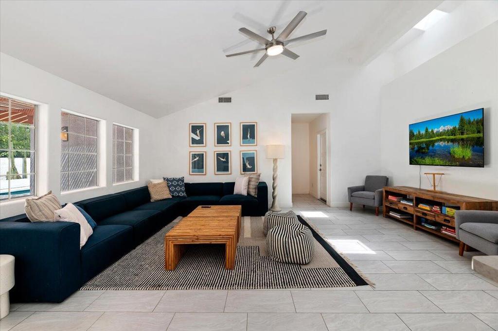 53245 Avenida Martinez