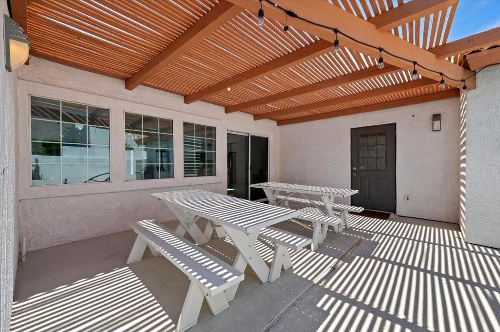 53245 Avenida Martinez