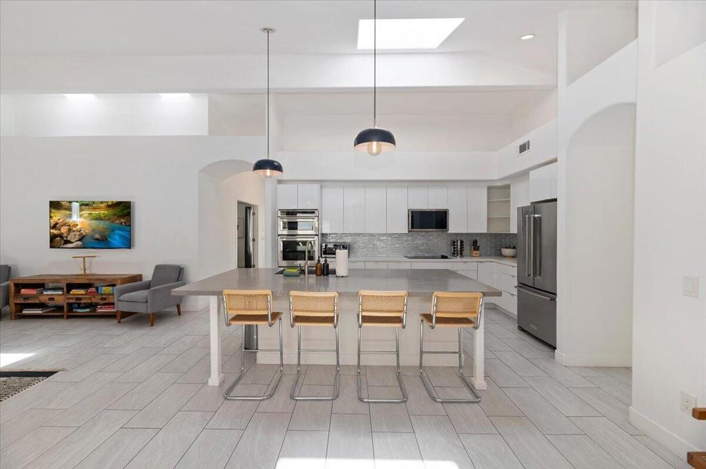 53245 Avenida Martinez