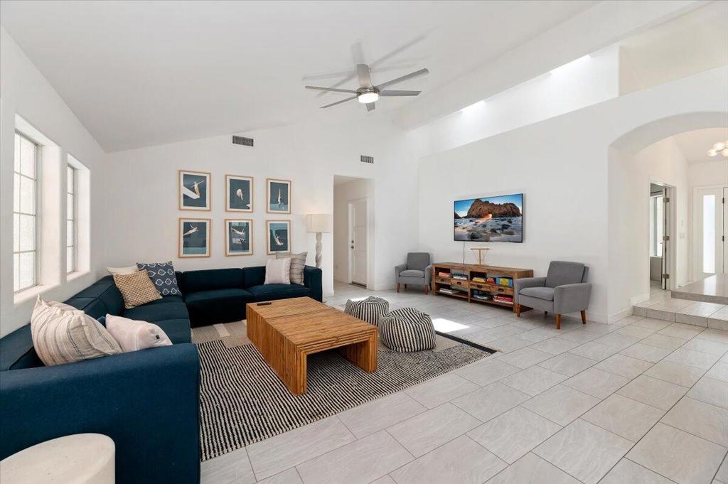 53245 Avenida Martinez