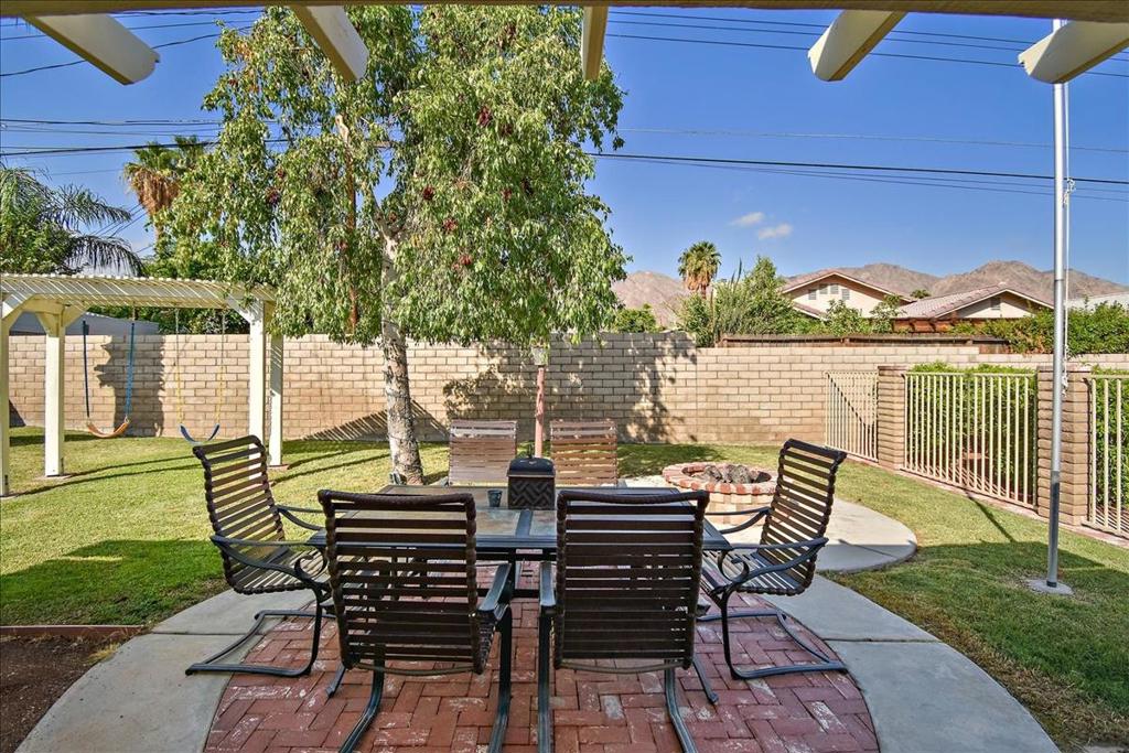 52637 Avenida Villa