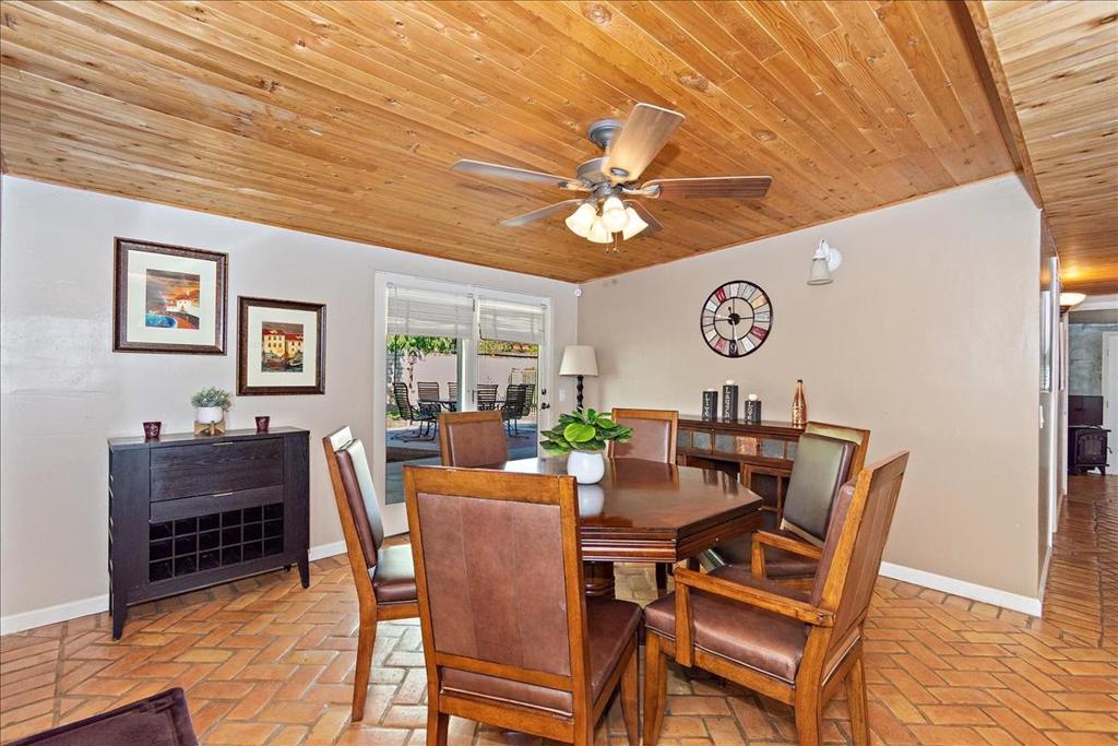 52637 Avenida Villa