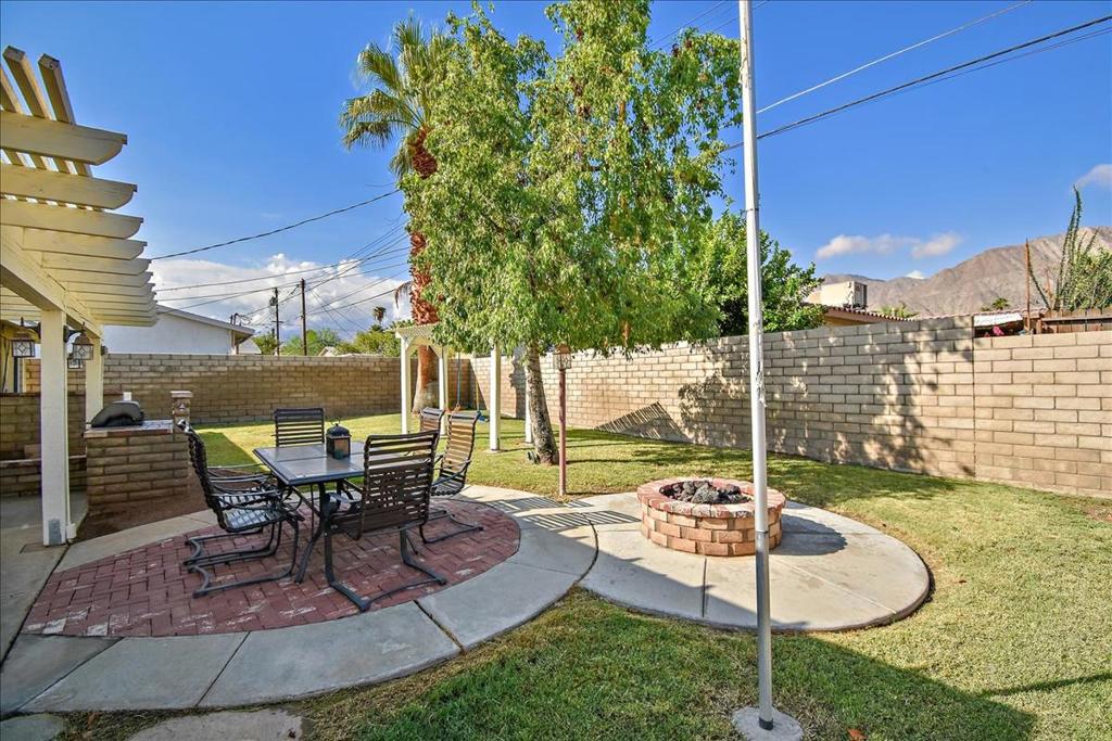 52637 Avenida Villa