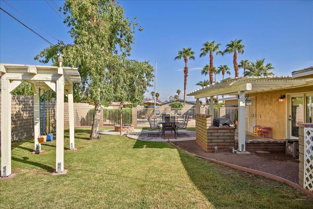 52637 Avenida Villa