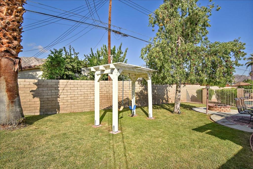 52637 Avenida Villa
