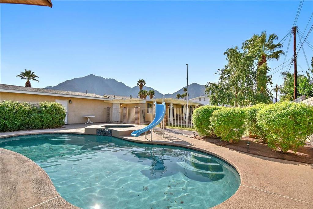 52637 Avenida Villa