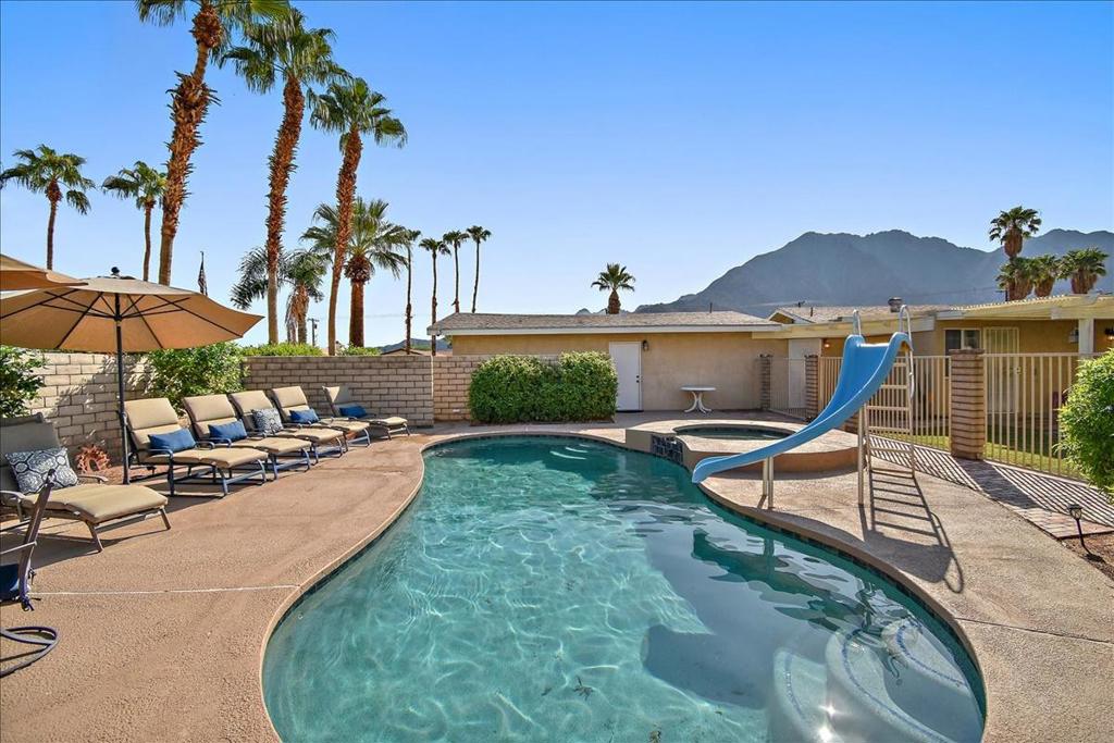 52637 Avenida Villa