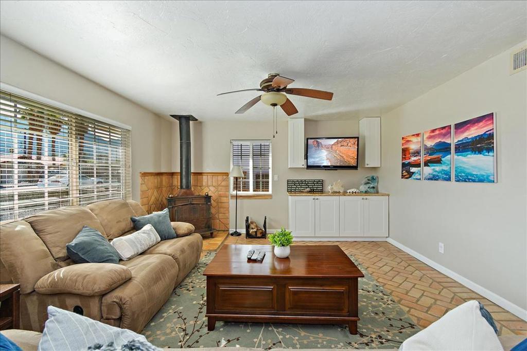 52637 Avenida Villa