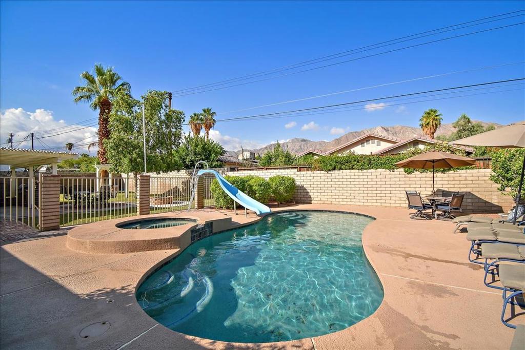 52637 Avenida Villa