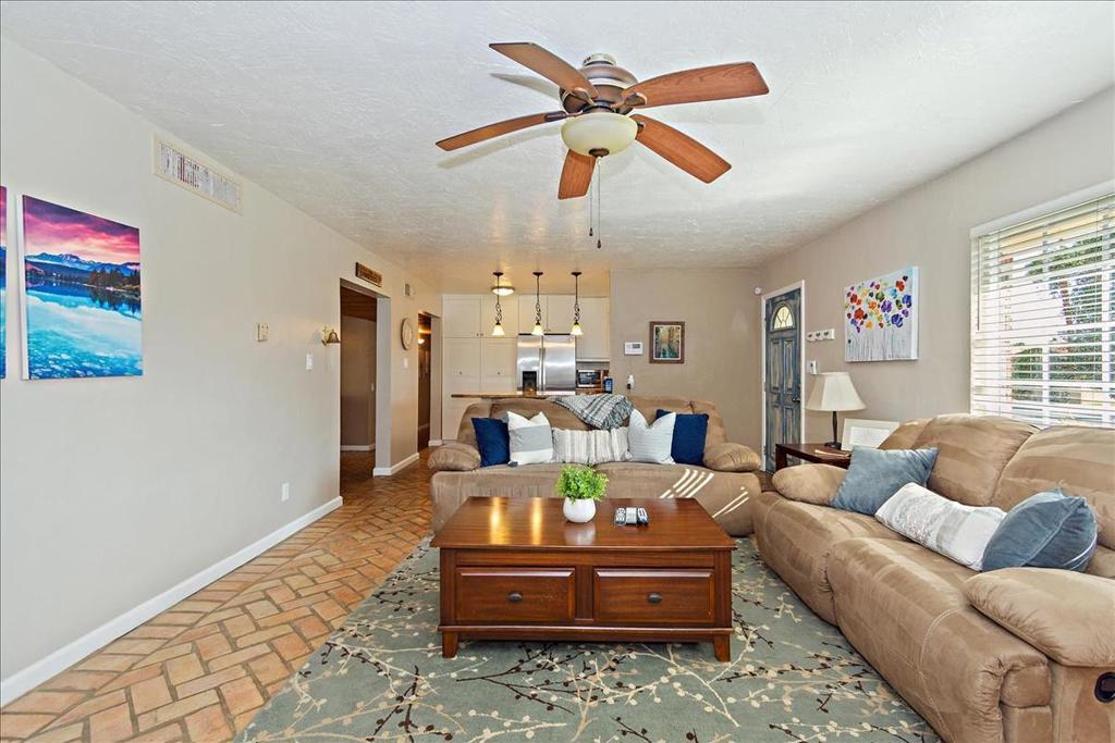 52637 Avenida Villa