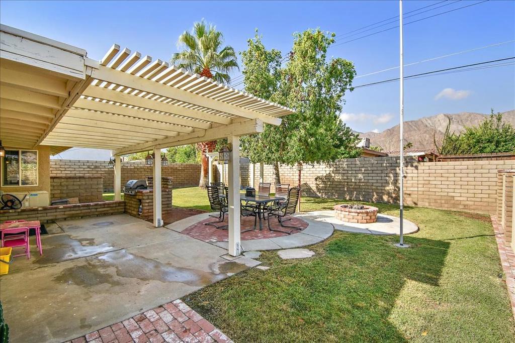 52637 Avenida Villa