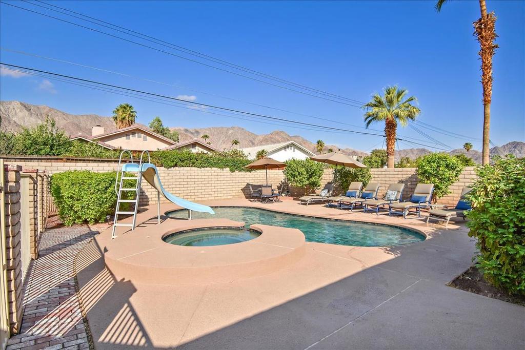 52637 Avenida Villa
