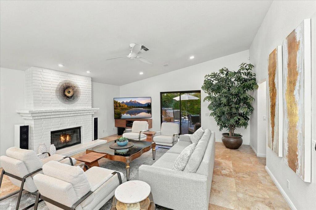 54205 Avenida Vallejo