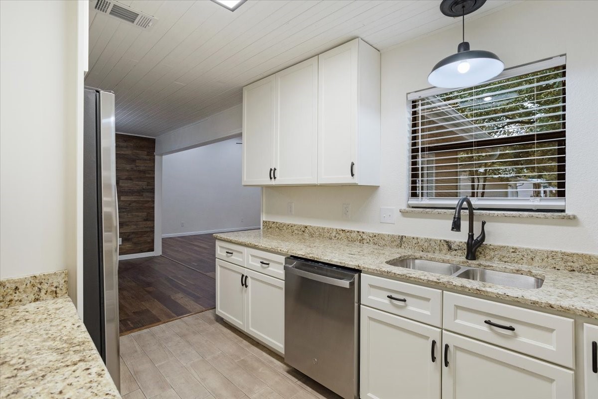 100 E Cunningham Street