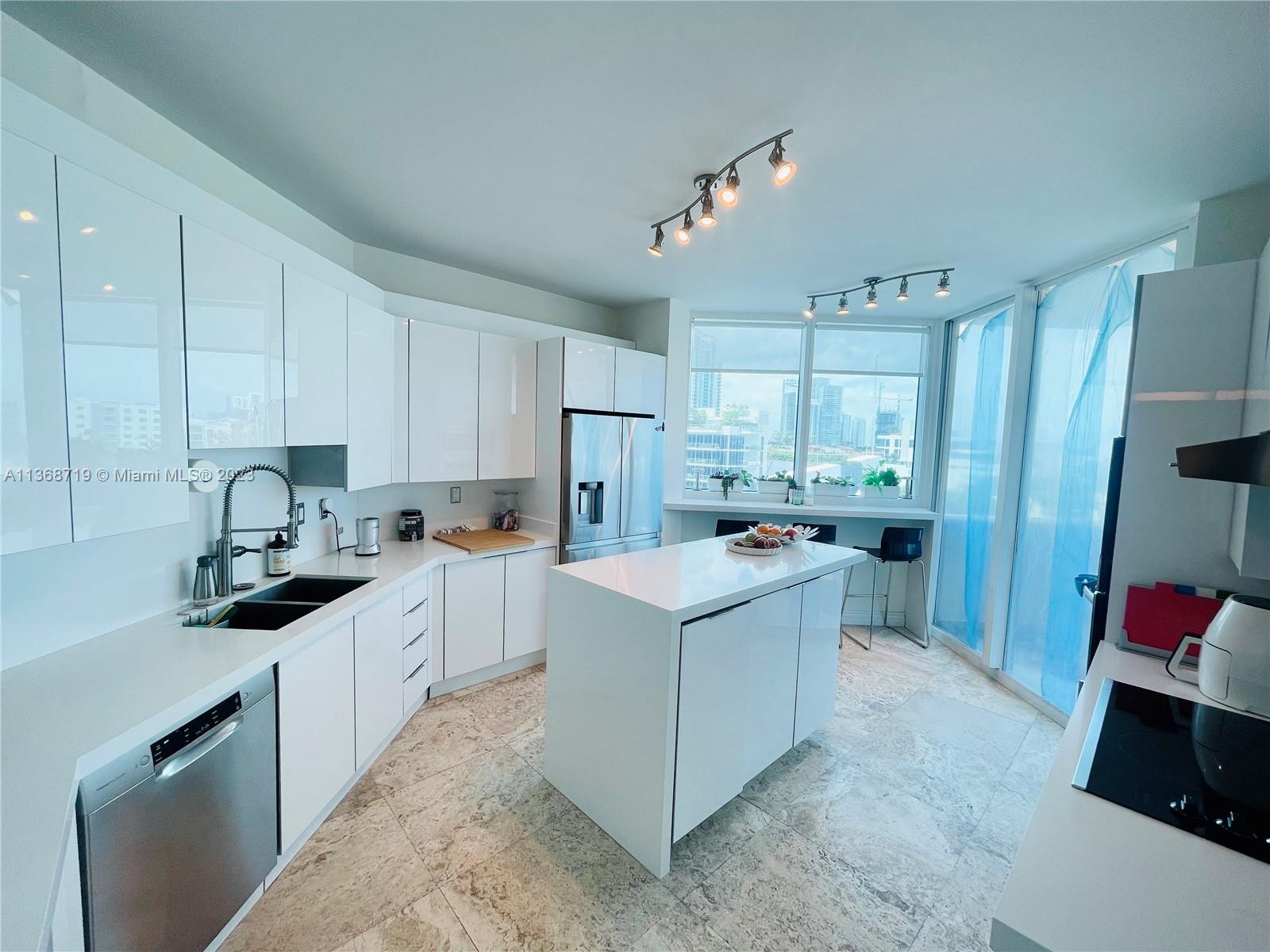 300 S Pointe Dr Unit: 705